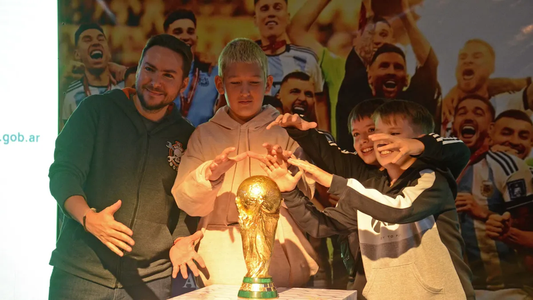 Grandes y chicos no se quisieron perder la foto con la Copa del Mundial en Neuquén
