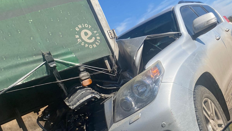 La camioneta Toyota&nbsp; chocó con el camión