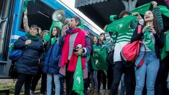 marchan por el aborto legal y santiago maldonado