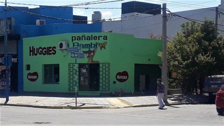 Hicieron un boquete en el techo de una pañalera y robaron mercadería 