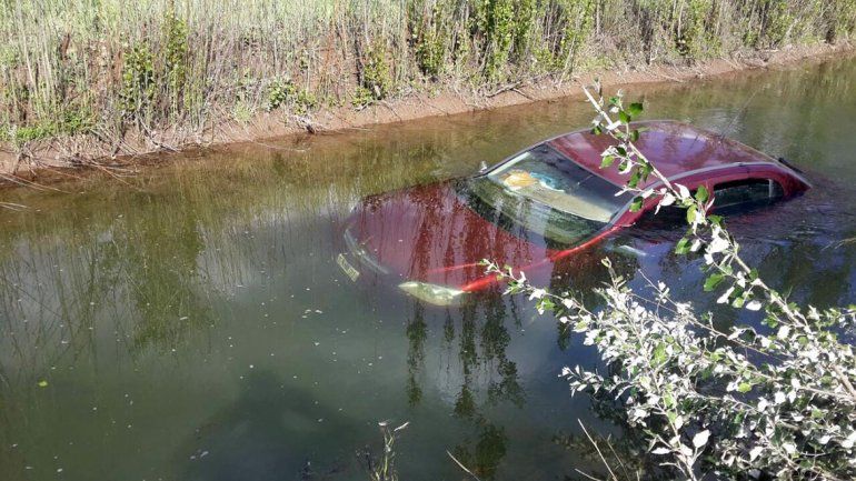 Dos heridos en un múltiple choque sobre la Ruta 151: un auto terminó dentro del canal