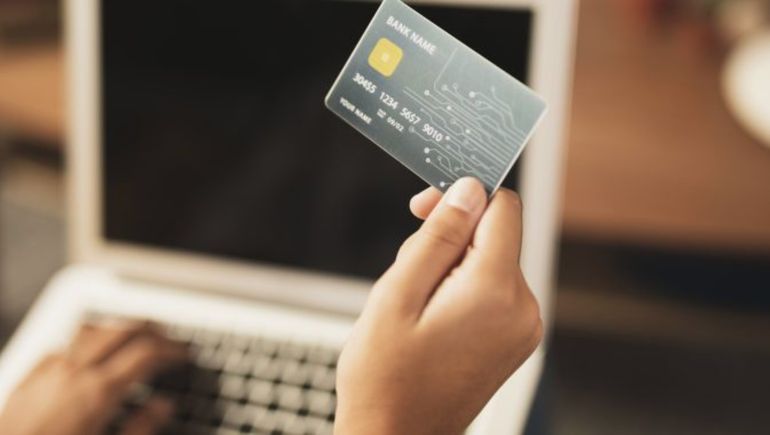 Le sacó los datos de la tarjeta de crédito a su prima y gastó dos millones de pesos.