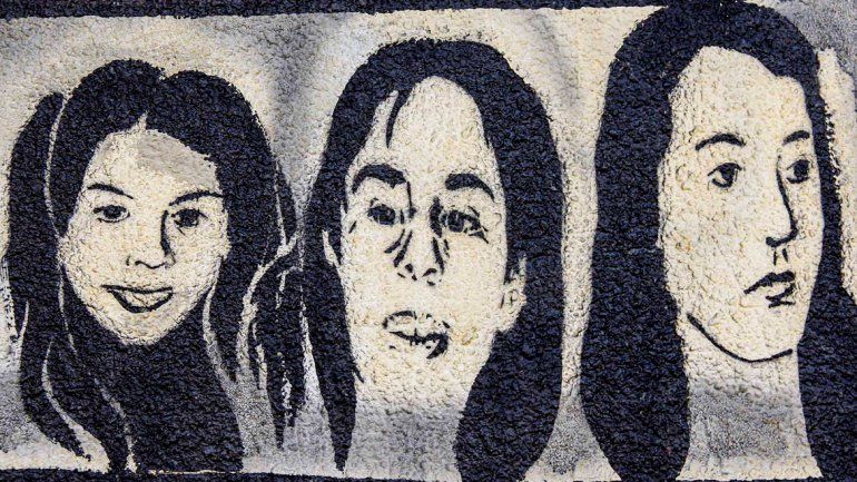 Los rostros de las chicas volvieron a pintarse en la ciudad como homenaje.