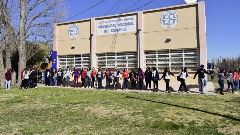 Masivo abrazo simbólico a la Facultad de Medicina