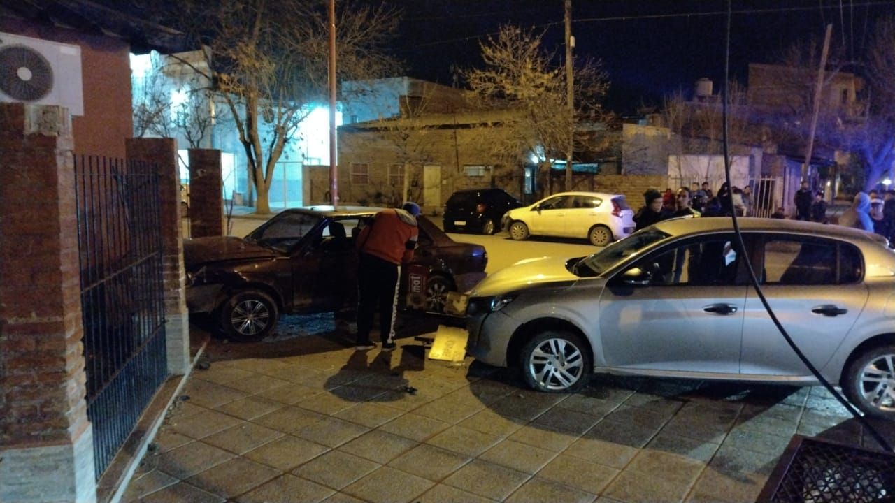 Esquina peligrosa: chocaron y se metieron en una casa