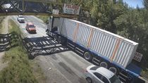 video: un camion choco el puente ferroviario y el tren del valle debio suspender el servicio