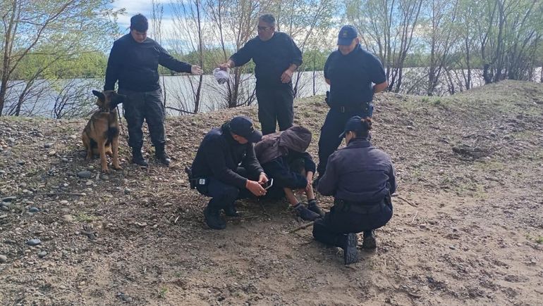 Soto desapareció el domingo en la Isla Jordán luego de ser denunciado por su novia. Hubo un gran operativo de búsqueda, con efectivos policiales y Prefectura. El lunes por la mañana lo encontraron. Soto desapareció el domingo en la Isla Jordán luego de ser denunciado por su novia. Hubo un gran operativo de búsqueda, con efectivos policiales y Prefectura. El lunes por la mañana lo encontraron.