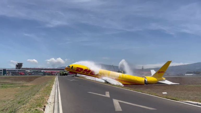 Video: un avión derrapó en una pista y se partió en dos
