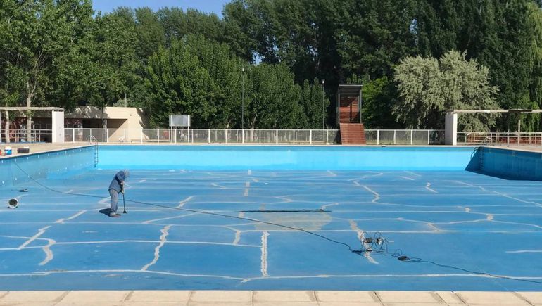 El Municipio comenzó a renovar la pintura de las piletas de la Isla Jordán.  | LMCipolletti.com El Municipio comenzó a renovar la pintura de las piletas de la Isla Jordán.