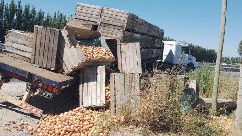 Intentó ingresar a la Ruta 22 y perdió parte del cargamento de fruta