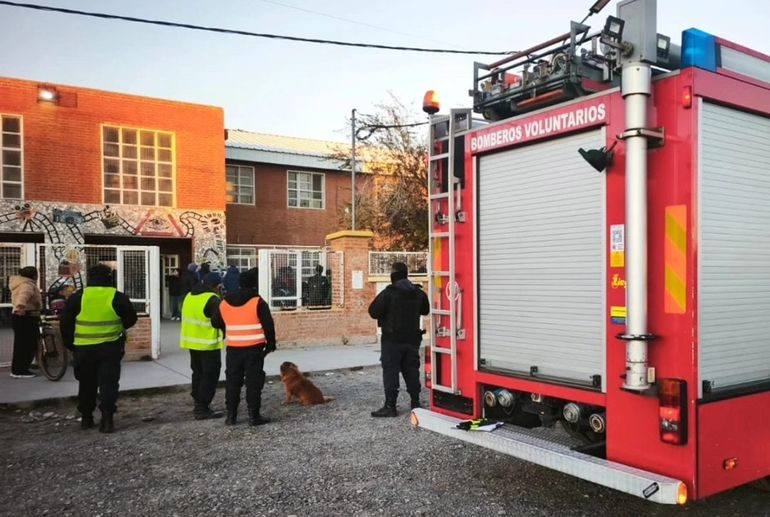 El incidente se registró este jueves en el colegio secundario 116. Foto: Gentileza Bomberos.
