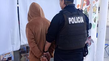El hombre ni bien salió de la Comisaría de Viedma se arrancó la tobillera. Quedó detenido con cargos por daño y desobediencia judicial.