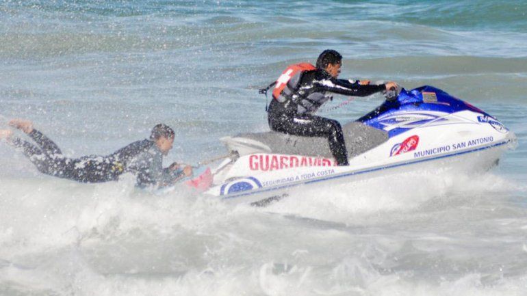 El jefe de los guardavidas espera recuperar pronto al rescatista herido.