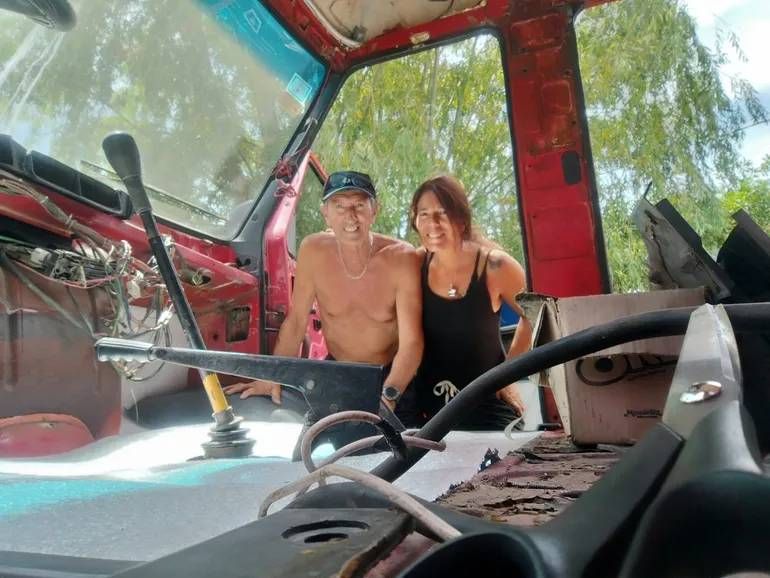Marcelo, Andrea y amigos restauraron en Necochea la Motorhome que compraron en Oro. Con esa andan de viaje de luna de miel ahora.