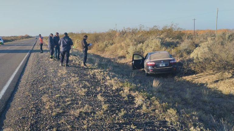 Por la mañana, una familia que viajaba en su vehículo, sufrió un despiste producto de una mala maniobra de un camionero. Por la mañana, una familia que viajaba en su vehículo, sufrió un despiste producto de una mala maniobra de un camionero.