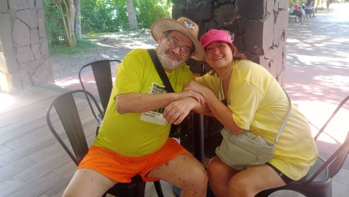 Luisito, un vecino sumamente querido, con Roxana, su compañera de vida.&nbsp;