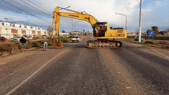 Tránsito: cortaron la Ruta Chica para instalar un caño