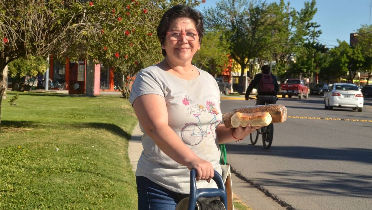 Graciela, un pancito de Dios. La vendedora es tan popular como querida en el centro cipoleño.