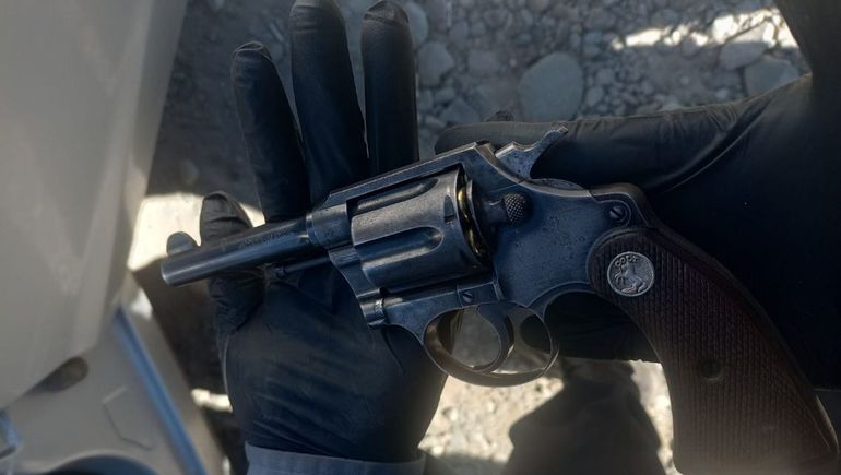 El revolver secuestrado por la policía