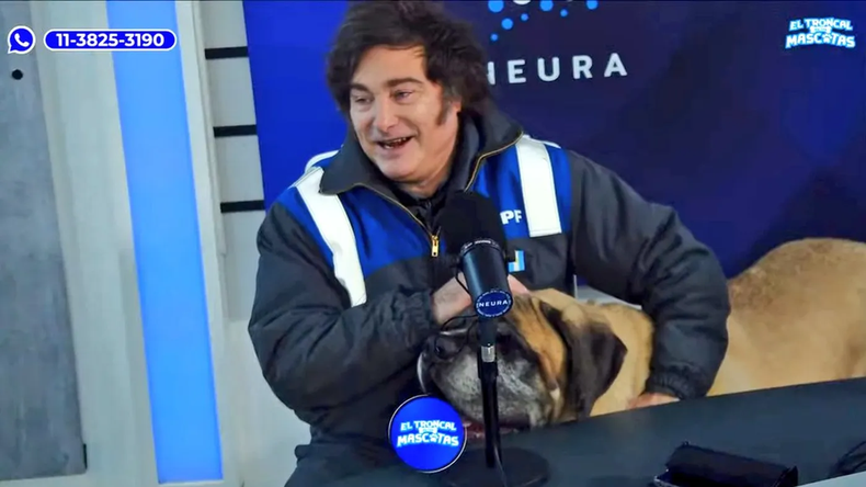 Por primera vez desde que es presidente, Javier Milei apareció en vivo con uno de sus perros