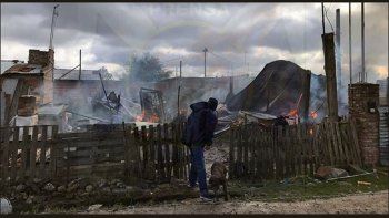 dejo encerrados a sus hijos, se quemo la casa y murieron