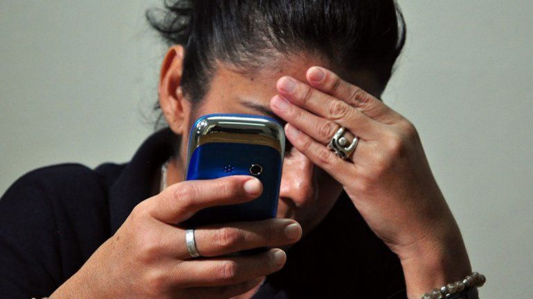 Le formularon cargos por mandar videos obscenos por WhatsApp 