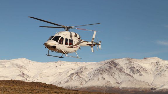 Video: con ayuda de un helicóptero