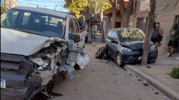 Ambos vehículos terminaron destrozados. (Fotos: Gentileza Mis Noticias)