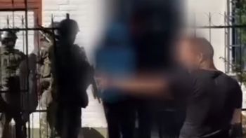 Tensión en Rawson: un hombre tomó como rehenes a sus familiares / Foto Captura Video