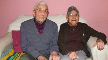 felisa y rene, encargados de izar la bandera nacional