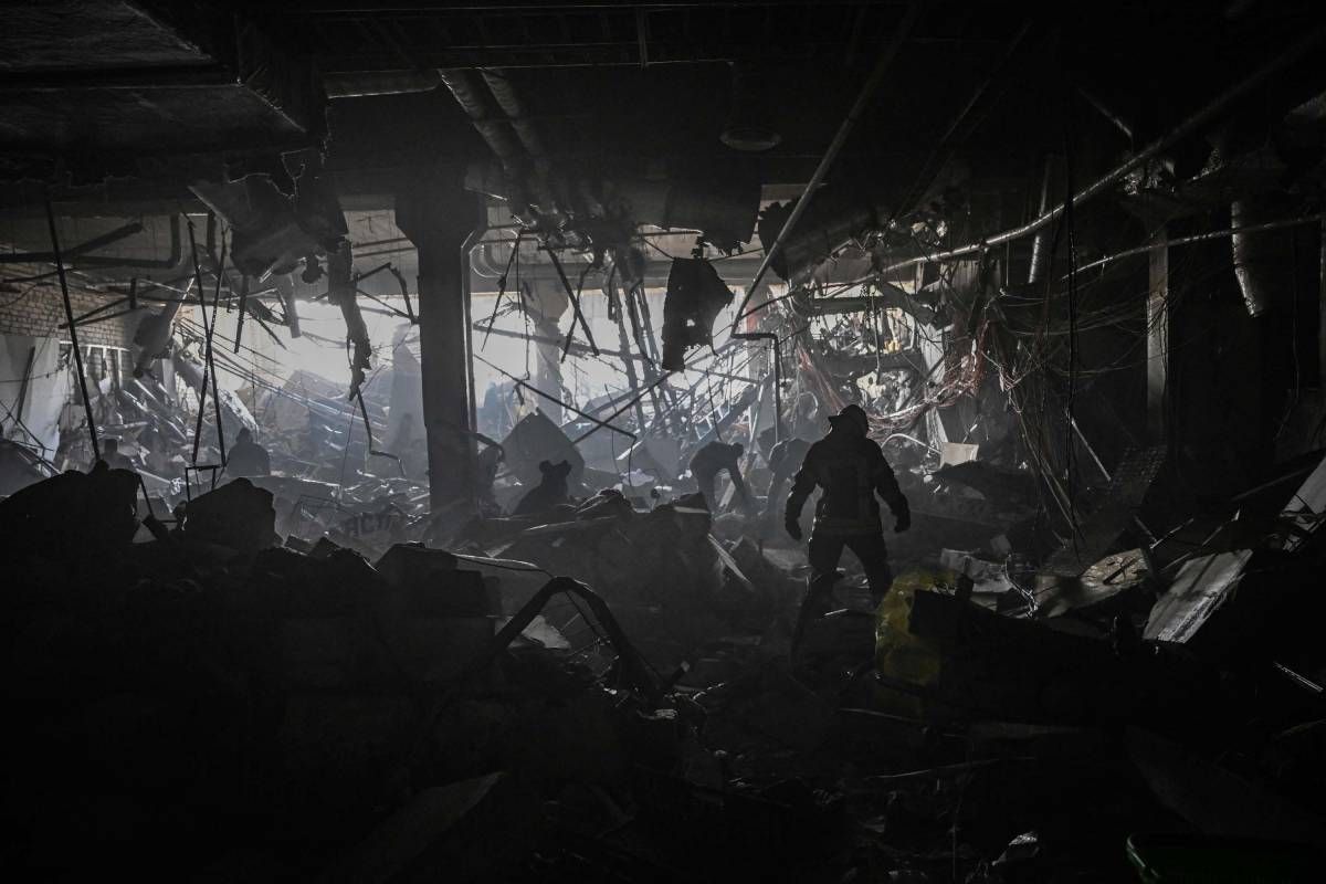 Ucrania resiste la entrega de una ciudad clave y Rusia bombardea Kiev