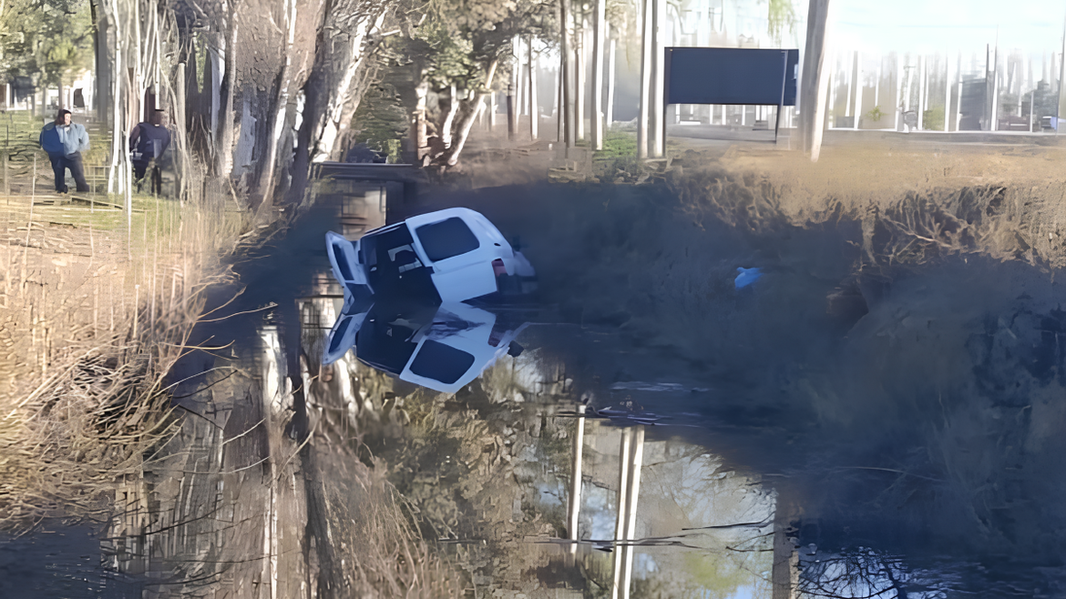 La camioneta cayó al canal de la ruta 151 y quedó semisumergida. El conductor, de 21 años, dijo que había perdido el control del volante. La alcoholemia le dio negativo.&nbsp;