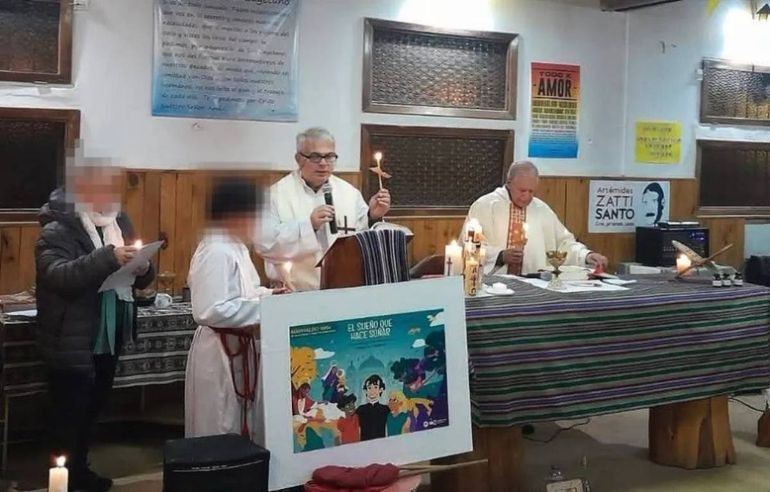 El cura imparte la misa cómo si nada hubiera pasado.