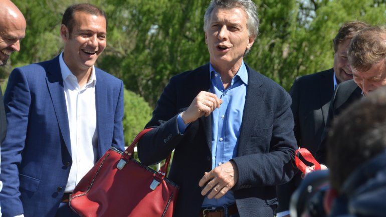 Macri bromeó con la cartera que le regaló el intendente de Cipolletti