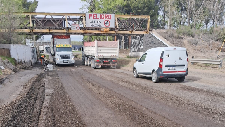 En Cipolletti, sobre ruta 151 se avanzó nuevamente en el relleno y compactación debajo del puente ferroviario.