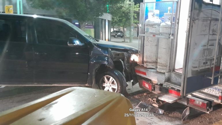 La Amarok impactó a centímetros de los tubos de gas del carro de panchos que se estaciona en Roca y Sarmiento.&nbsp;