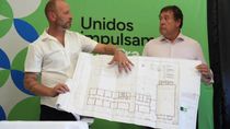 El intendente de Fernández Oro junto al gobernador y la maqueta. El intendente de Fernández Oro junto al gobernador y la maqueta.
