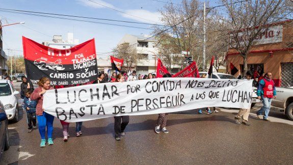 Acusados por protestas en las calles, los vecinos de la toma Auka Liwen y los referentes del MTD copan la vía pública en cada audiencia judicial.