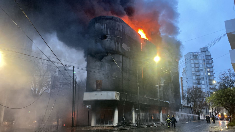 Impactante incendio en La Plata: vecinos evacuados en medio del derrumbe y colapso del edificio