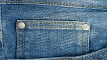 no es moda: el verdadero motivo por el que los jeans tienen pequenos botones metalicos