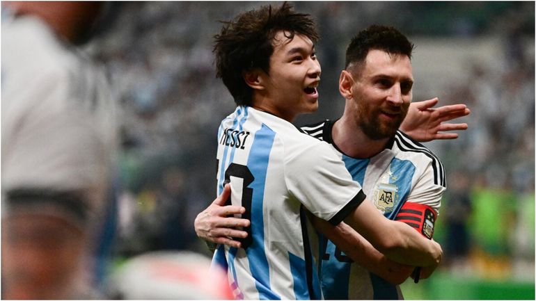 Viral: cuánto valen las zapatillas del chino que invadió la cancha para besar a Messi