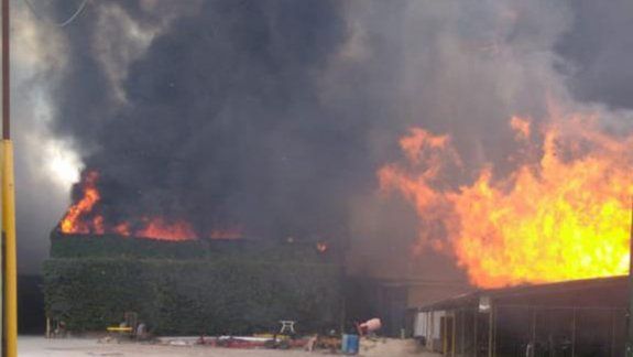 Así se veía el voraz incendio de la empresa Cervi desde el aire