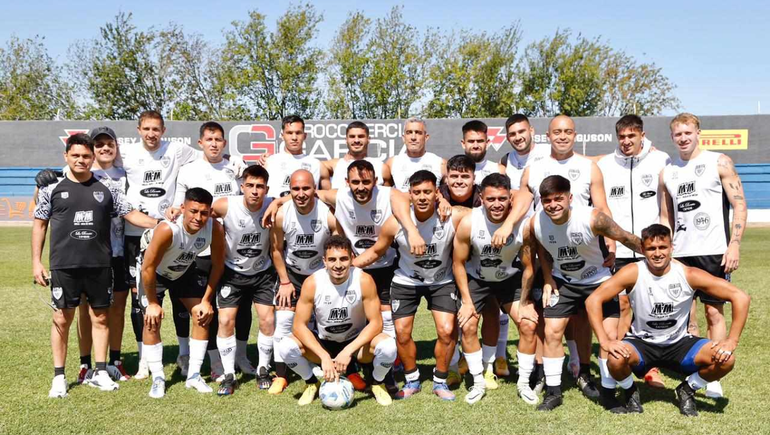 El plantel de Cipolletti en el estadio de Monte Maíz. Fotos: Luis Amaolo&nbsp;