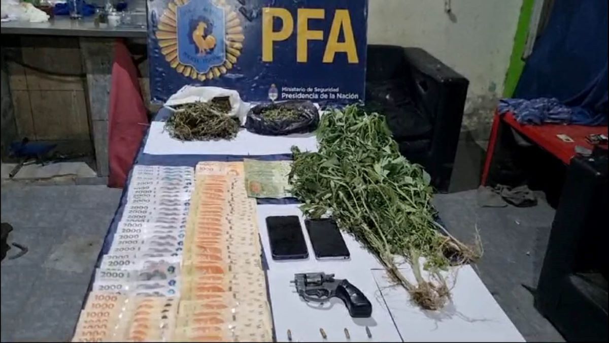 La Policía Federal allanó una vivienda del barrio 10 de Enero y secuestró una gran cantidad de marihuana, un arma y dinero en efectivo que, se sospecha, es producto de las ventas.&nbsp;