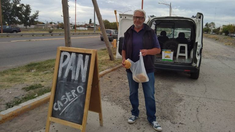 Carlos vende pan casero en la calle. 