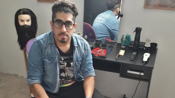 Cipoleño solidario le cortó el pelo gratis a Bomberos 