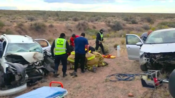 Así quedaron los autos, destrozados, tras el choque frontal en la ruta 151.