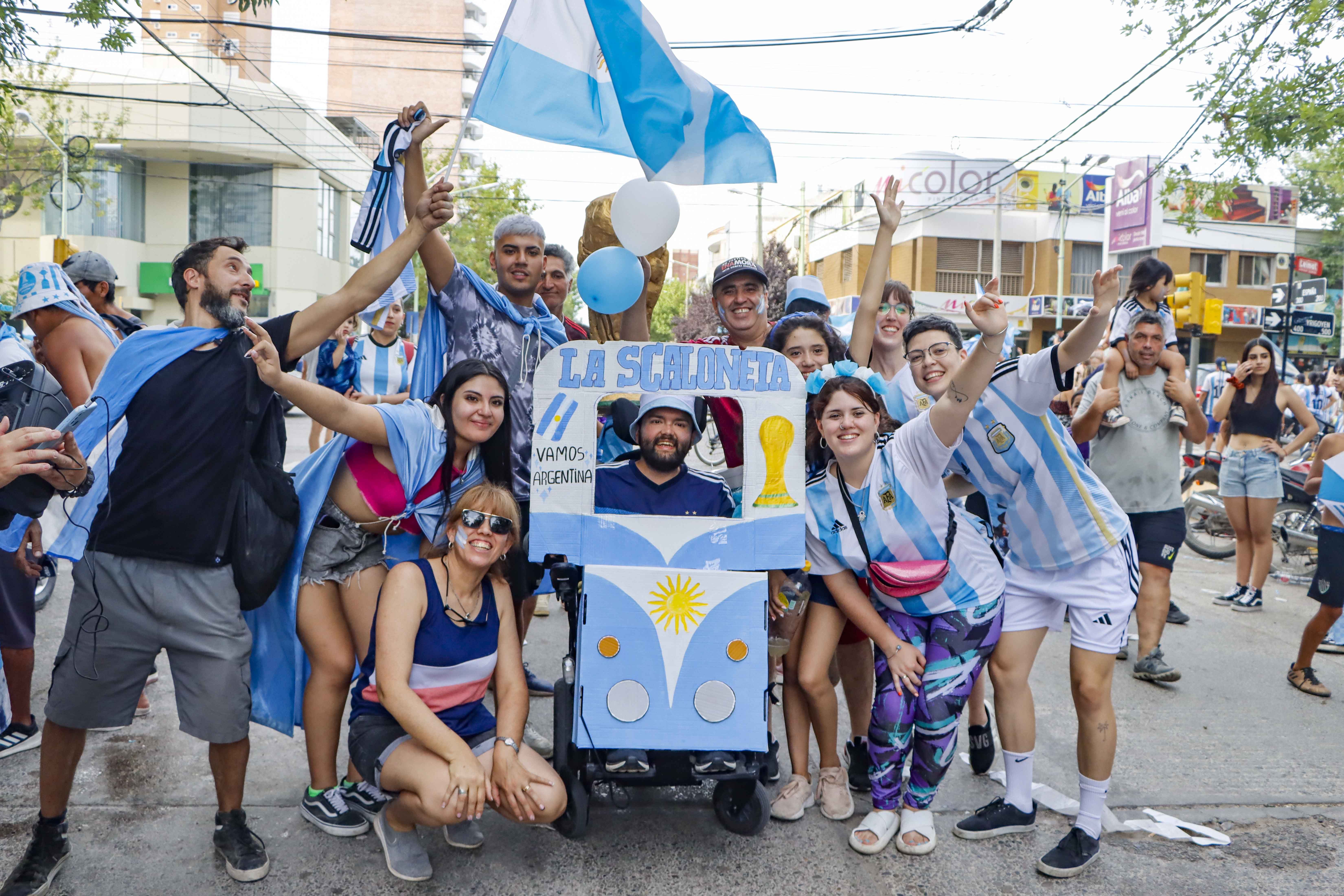 Campeones del mundo arriba de la Scaloneta