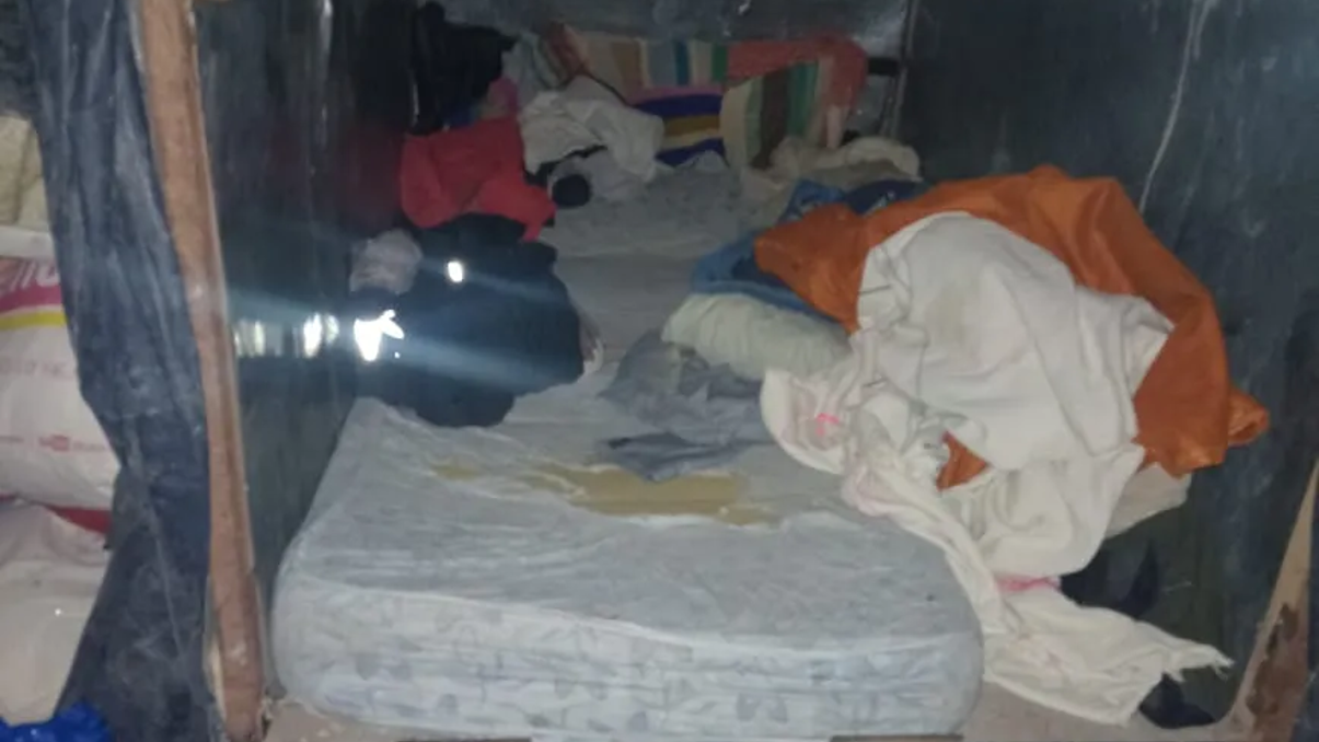 Se torna muy dura la vida para las personas en situación de calle. En las tomas de las vías de Ferri, se instalan familias en espacios improvisados, muy pequeños, precarios en extremo.