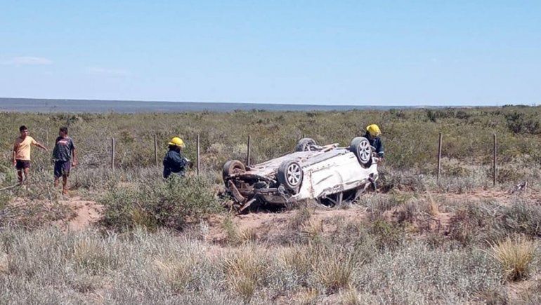 Reventó un neumático del auto y volcaron sobre la Ruta 151 